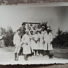 Militari romani cu doctori si surori de caritate, anii '40// fotografie