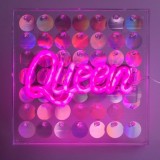 Cumpara ieftin Panou Decorativ LED Neon Roz cu Paiete, 23x23 cm, Inscriptie &bdquo;Queen&rdquo;