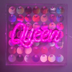 Panou Decorativ LED Neon Roz cu Paiete, 23x23 cm, Inscriptie &bdquo;Queen&rdquo;