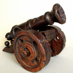 Tun medieval cu roti mobile 34 cm lungime, sculptat manual in lemn, artizanat