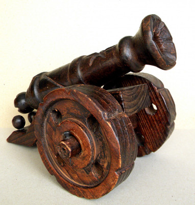 Tun medieval cu roti mobile 34 cm lungime, sculptat manual in lemn, artizanat foto