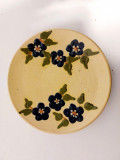 Farfurie ceramica veche lut smaltuit cu decor flori, 17cm diametru