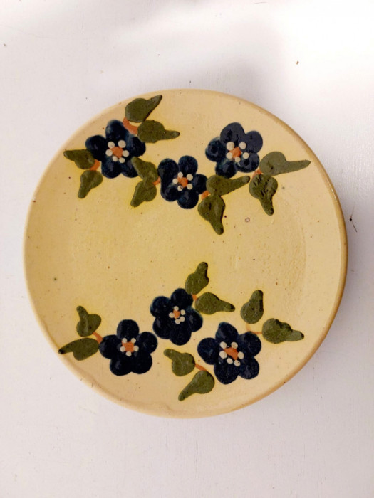 Farfurie ceramica veche lut smaltuit cu decor flori, 17cm diametru