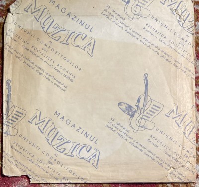 MAGAZINUL,,MUZICA&amp;quot;perCOMUNISTA AMBALAJ VECHI PENTRU VINIL,UZURA DIN POZE foto
