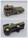 Jucarie veche romaneasca de colectie: autoutilitara - camion cu cremaliera, metal si plastic, piese lipsa