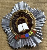 (H) [Faleristică RSR] Insignă Mare Stea Fruntaș &icirc;n &Icirc;ntrecere - Cartea, 1977