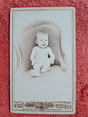 Fotografie tip CDV, bebe pe fotoliu, dezbracat, inceput de secol XX foto