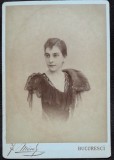 Fotografie pe carton, femeie in tinuta eleganta, sfarsit de secol XIX