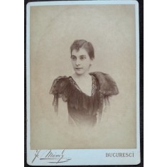 Fotografie pe carton, femeie in tinuta eleganta, sfarsit de secol XIX