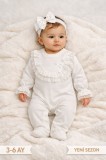 Salopeta pentru bebelusi cu guler din dantela (Marime Disponibila: 6 luni)