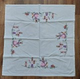 Fata de masa de bumbac cu broderie manuala in cruciulita, model cu iepurasi, flori, cosulele cu oua vopsite, decor Pasti, 80x80cm