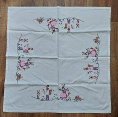 Fata de masa de bumbac cu broderie manuala in cruciulita, model cu iepurasi, flori, cosulele cu oua vopsite, decor Pasti, 80x80cm