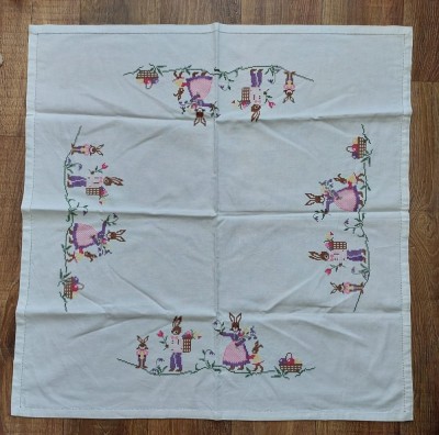 Fata de masa de bumbac cu broderie manuala in cruciulita, model cu iepurasi, flori, cosulele cu oua vopsite, decor Pasti, 80x80cm foto