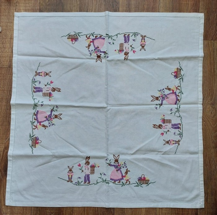 Fata de masa de bumbac cu broderie manuala in cruciulita, model cu iepurasi, flori, cosulele cu oua vopsite, decor Pasti, 80x80cm