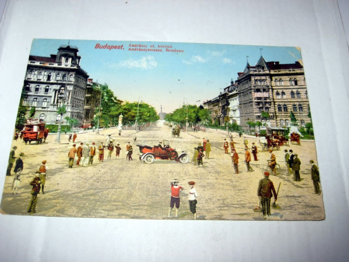 Budapesta-vedere anul 1914 cu masina epoca cu multe atelaje si personaje.