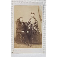 CUPLU IN STUDIO , FOTOGRAFIE TIP C.D.V. , SFARSITUL SECOLULUI XIX