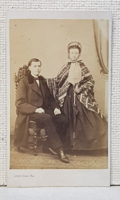 CUPLU IN STUDIO , FOTOGRAFIE TIP C.D.V. , SFARSITUL SECOLULUI XIX foto