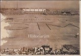 P2/563 Delegația rom&acirc;nă form&acirc;nd literele G T M (Garrigue Tomas Masaryk), pe un stadion din Praga, perioada interbelică
