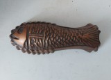 Tava in forma de peste, metal vopsit in culoare aramie, vintage, 26 x 10cm, decor pescarie, restaurant, etc