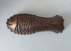 Tava in forma de peste, metal vopsit in culoare aramie, vintage, 26 x 10cm, decor pescarie, restaurant, etc