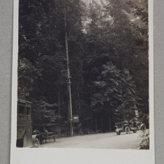 AUTOMOBILE DE EPOCA LANGA UN POPAS PE UNDRUM DIN MUNTII TATRA , FOTOGRAFIE TIP CARTE POSTALA , MONOCROMA, NECIRCULATA , PERIOADA INTERBELICA