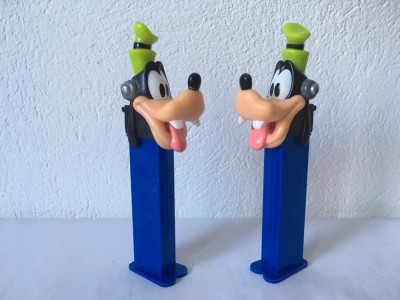 Lot 2 dispensoare PEZ vintage, Made in Hungary, cutiuta bomboane, Goofy Disney foto