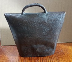 F356-Talanga mare animale vaci metal cu sunet grav cca 22/22 cm. SE VINDE DOAR CA PIESA DE COLECTIE. Stare generala buna cu 2 mici gauri pe o parte.