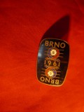 Insigna cu buton - Targul din BRNO 1961 Cehoslovacia ,h=3cm ,metal si email