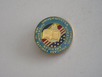 QW9 J 11 - Insigna - tematica invatamant - Universitatea romano - americana foto