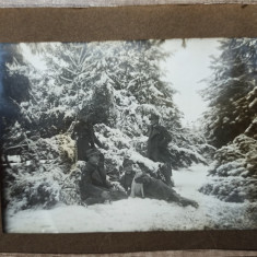 Elevi militari pozand cu un catel, iarna, perioada interbelica// fotografie