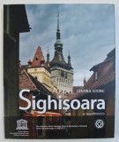 SIGHISOARA - CENTRUL ISTORIC de IOANA PARVULESCU , ALBUM DE FOTOGRAFIE BILINGV , ROMANA - ENGLEZA * EDITIE CARTONATA , CU SUPRACOPERTA