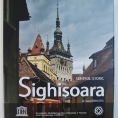 SIGHISOARA - CENTRUL ISTORIC de IOANA PARVULESCU , ALBUM DE FOTOGRAFIE BILINGV , ROMANA - ENGLEZA * EDITIE CARTONATA , CU SUPRACOPERTA