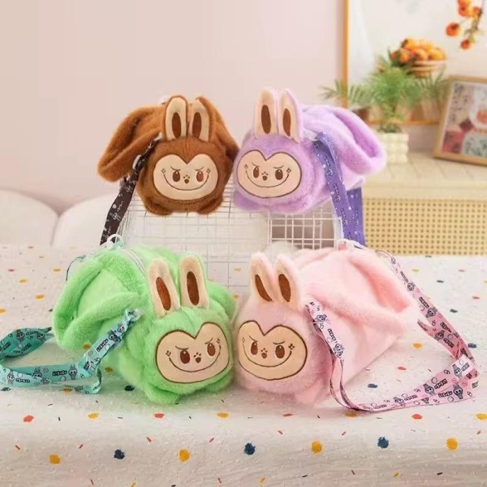Geantă pluș Labubu pentru copii &ndash; 21 x 15 cm