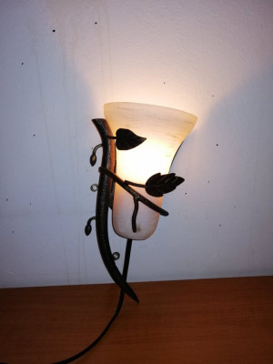 Veioza de perete lampa aplica cu abajur sticla mata suport metalic alama Suedia foto