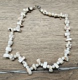COLIER VINTAGE CU MĂRGELE SCOICĂ LUHUANUS ȘI AGATE ALBE