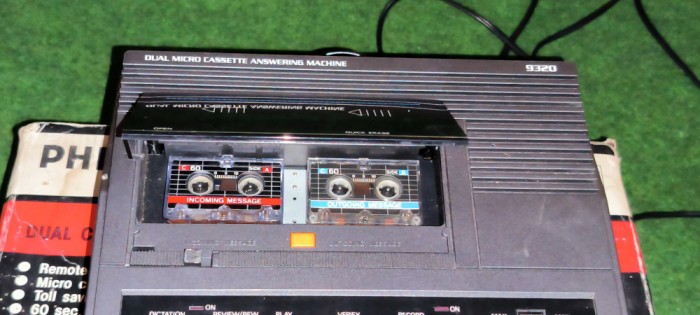 TELEPHONE ANSWERING SYSTEM ( ROBOT TELEFONIC ) PHILIPS D 9320 DUAL CASSETTE SYSTEM REMOTE CONTROL
