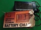 &Icirc;ncărcător baterii convenționale 220 V &ndash; 50 Hz Universal Ni-Cd Battery Charger 5 sloturi cu led vintage anii `80 Minwa Electronics funcțional