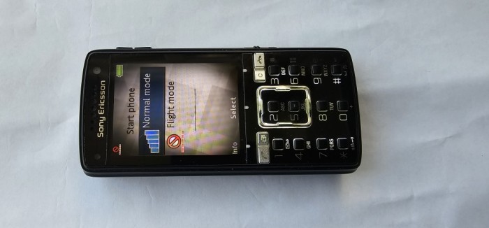 TELEFON SONY ERCISSON 850i FUNCTIONEAZA ,DAR NU STIU IN CE RETEA ,ESTE ADUS DIN AFARA, ARATA IN STARE FOARTE BUNA ,