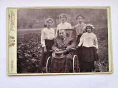 Fotografie veche, cartonata, Viena 1915: Domn in scaun cu rotile, si familia foto