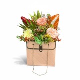 Poseta decorativa eleganta cu aranjament somon-verde, trandafiri si hortensie criogenate