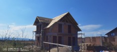 Executam construcții case la roșu și la cheie