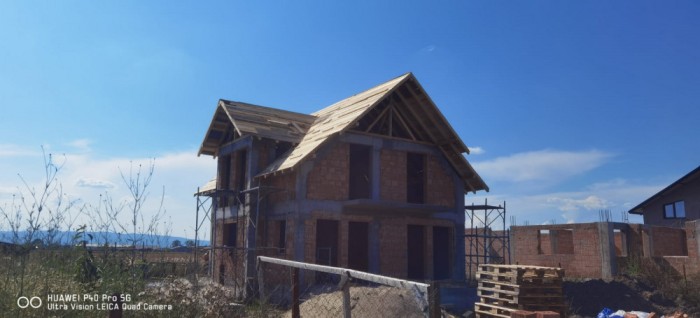 Executam construcții case la roșu și la cheie