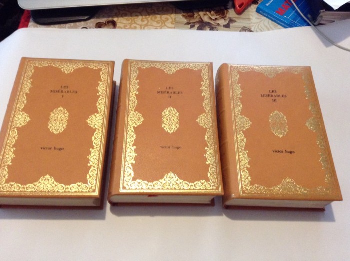 LES MISERABLES VICTOR HUGO--RF16/1