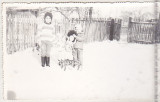 Bnk foto Copii cu jucarii - papusi Aradeanca, Alb-Negru, Romania de la 1950, Portrete