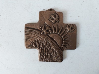 Cruce de cupru, cu lan de grau, soare si pasari, 7x7cm, cu loc pentru agatatoare foto