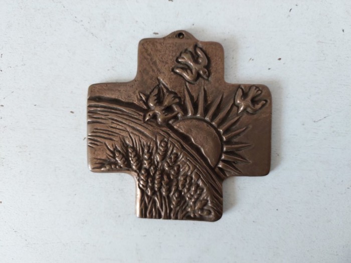 Cruce de cupru, cu lan de grau, soare si pasari, 7x7cm, cu loc pentru agatatoare