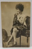 FOTOGRAFIE EROTICA , TANARA PE FOTOLIU , IN STUDIO , FORMAT CARTE POSTALA , INCEPUT DE SECOL XX