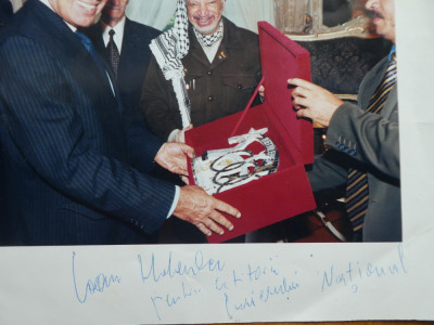 Fotografie originala cu dedicatie , Ioan Holender si Yasser Arafat la Curierul foto