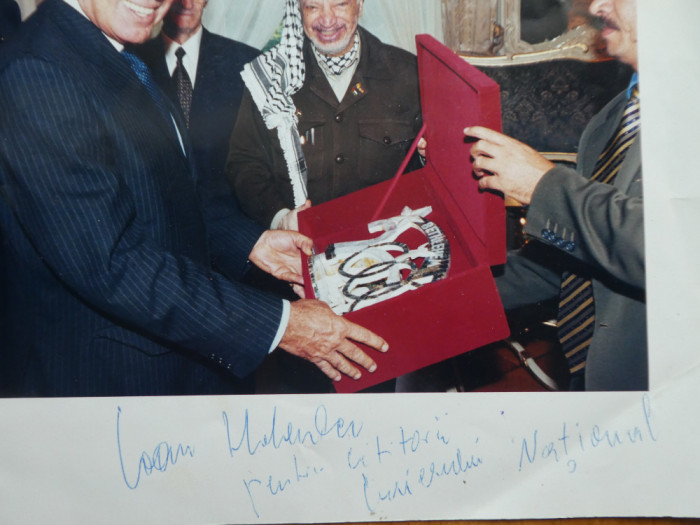 Fotografie originala cu dedicatie , Ioan Holender si Yasser Arafat la Curierul