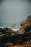 Tablou Canvas, "Peisaj st&acirc;ncos l&acirc;ngă ocean agitat", St&acirc;nci, Valuri, Ceață, V&acirc;nt, Mare, Cer, Peisaj, Natură, 26 x 39 cm, CMCLASS